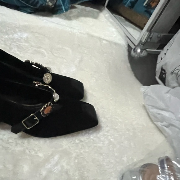 Elegant Black Women's Shoes with Gold Accents - Picture 5 of 7